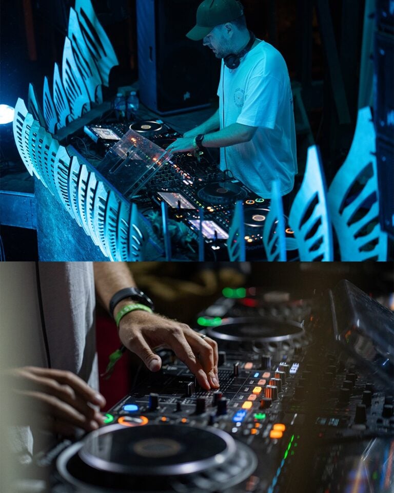 Image en deux parties d'un DJ en casquette verte et t-shirt blanc sous une lumière bleue, au-dessus d'un gros plan d'une main sur une console